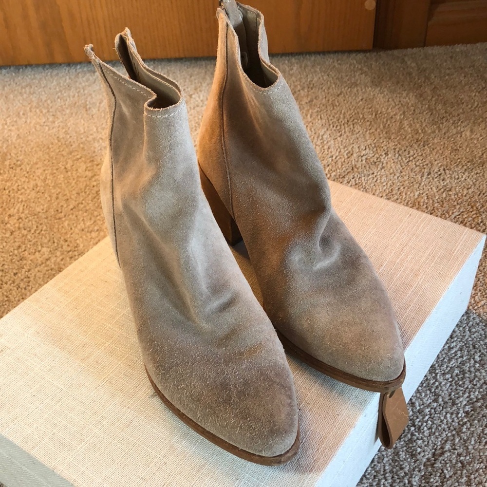 Dolce Vita beige genuine suede ankle boot pointed toe back zipper block heel 8.5